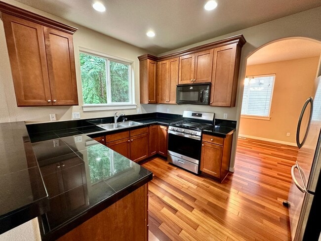 Building Photo - Beautiful 6-bedroom 4-bathroom home in an upscale neighborhood in the Sexton Mountain section of ...