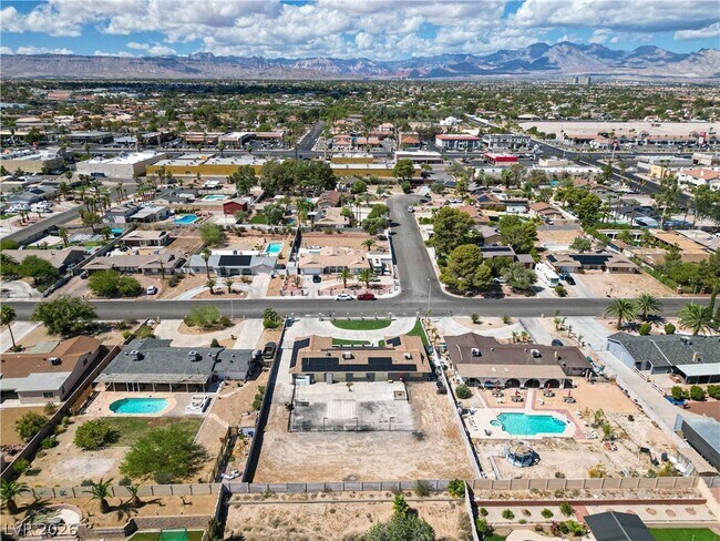 Building Photo - 1936 Casa Vista Dr