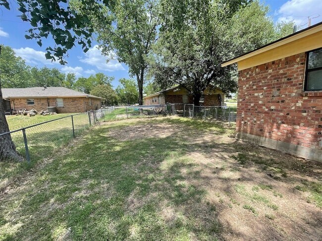 Building Photo - 204 Cedar Ln