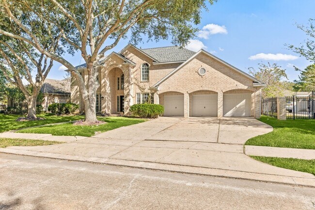 Building Photo - 14910 Lake Woodbridge Ct