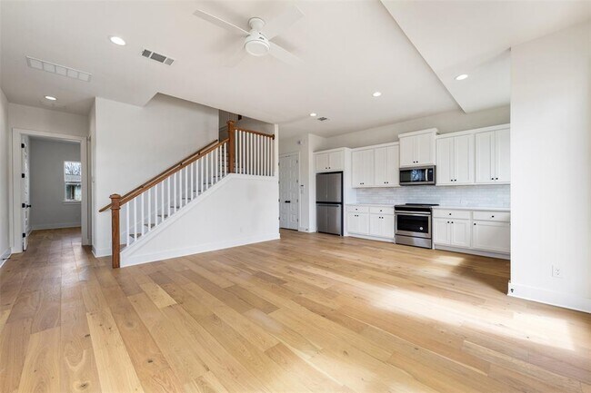 Building Photo - 304 East Dr