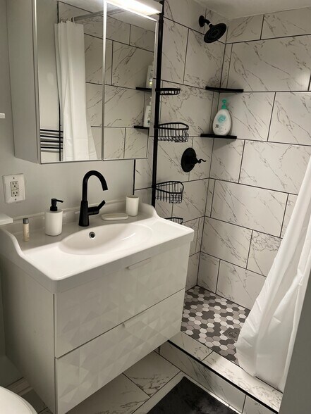 Building Photo - 633 14th St NE