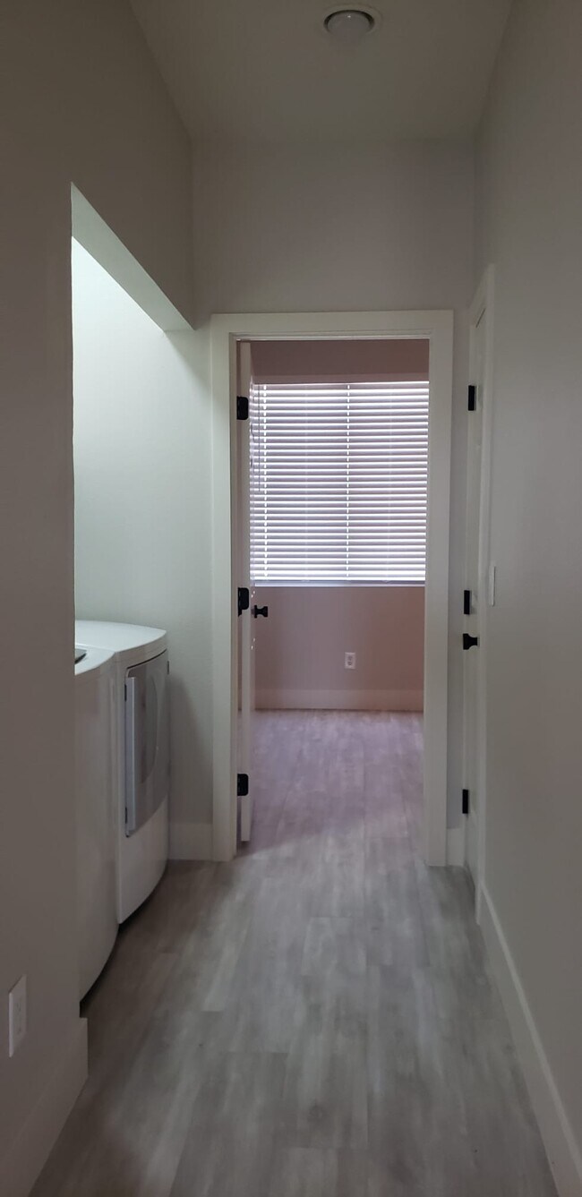 Building Photo - 198 Crown Imperial St