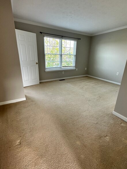 upstairs primary bedroom - 104 Barrington Ln