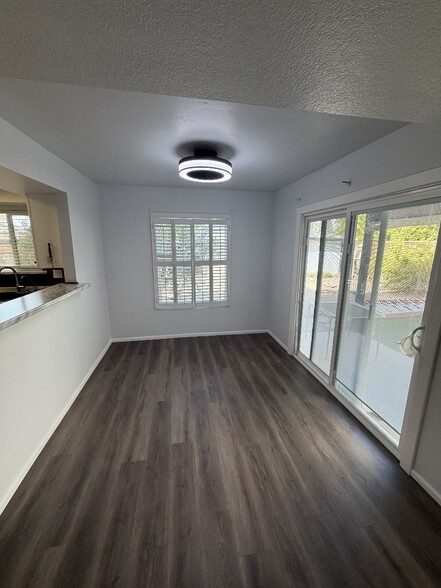 Building Photo - 1582 W Curry Dr