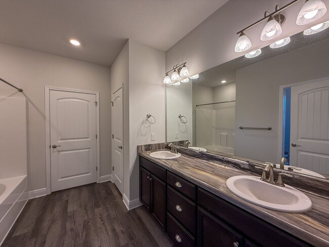 Building Photo - 4 Bedroom 2.5 Bath Home in Nautical Landin...