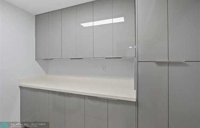 Building Photo - 6085 N Sabal Palm Blvd