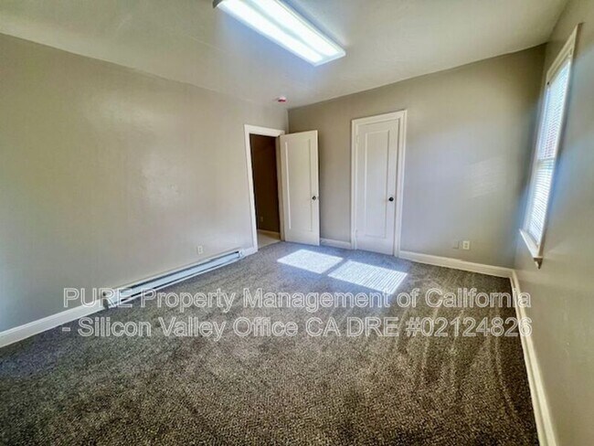 Building Photo - 717 E Lake Ave