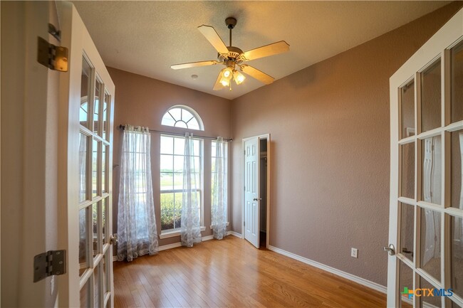 Building Photo - 511 Cowhand Dr