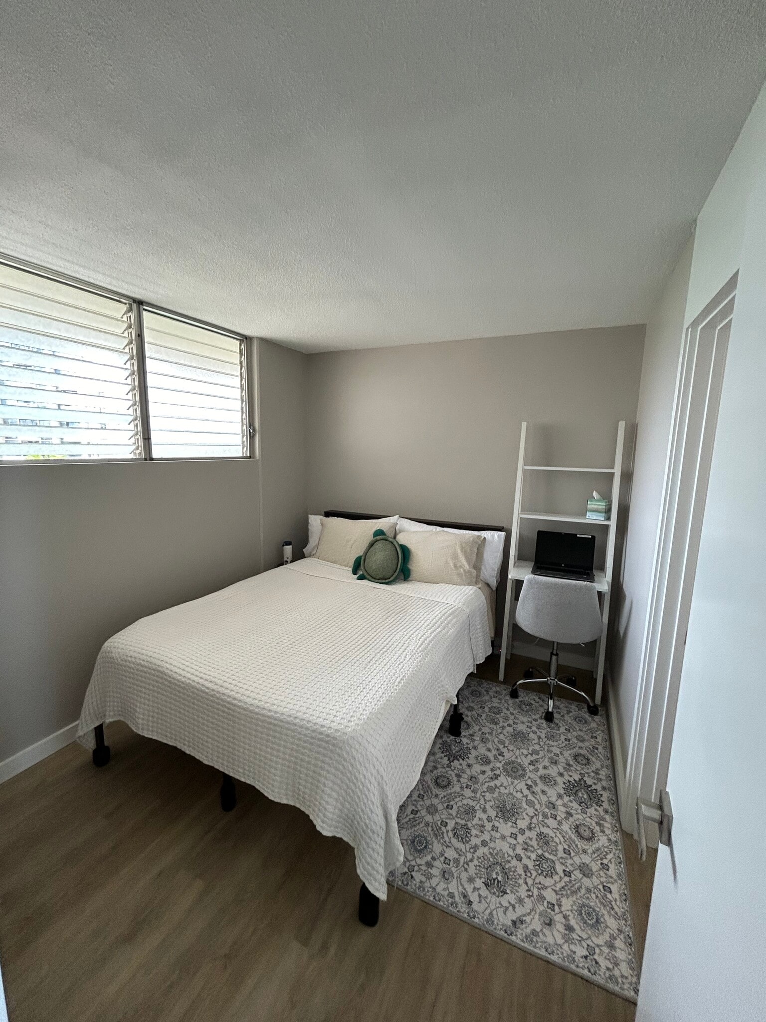 Queen Bed - 1676 Ala Moana Blvd