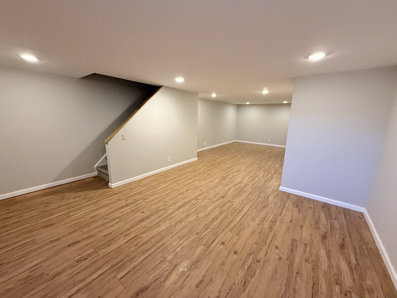 Building Photo - 104 Kelmar Ave