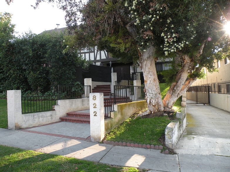 Primary Photo - 822 Victor Ave