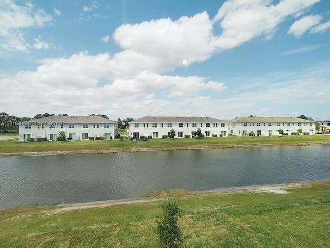 Building Photo - 535 Rivergrass St