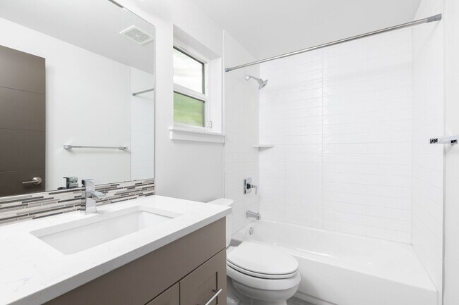 Building Photo - Contemporary 3 Bedroom Ballard Townhome in Prime Location