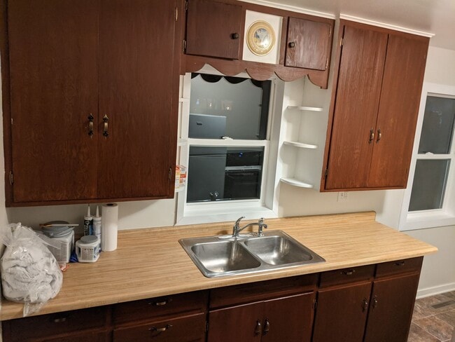 Building Photo - 2-1 House with Garage available 12/13/2025