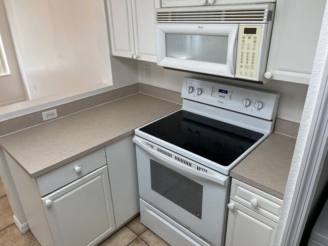 Building Photo - 409 Coconut Palm Way