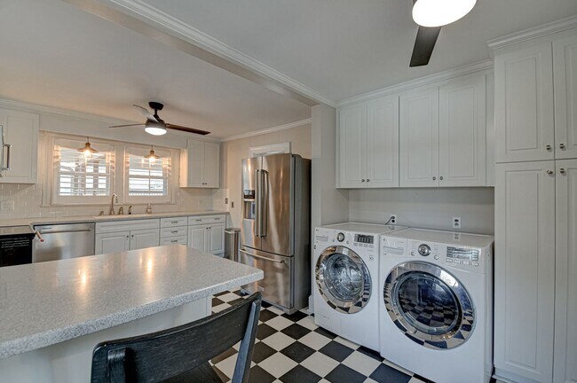 Building Photo - Washington Park 3BR 2Bth Home - available now for both short or long term lease