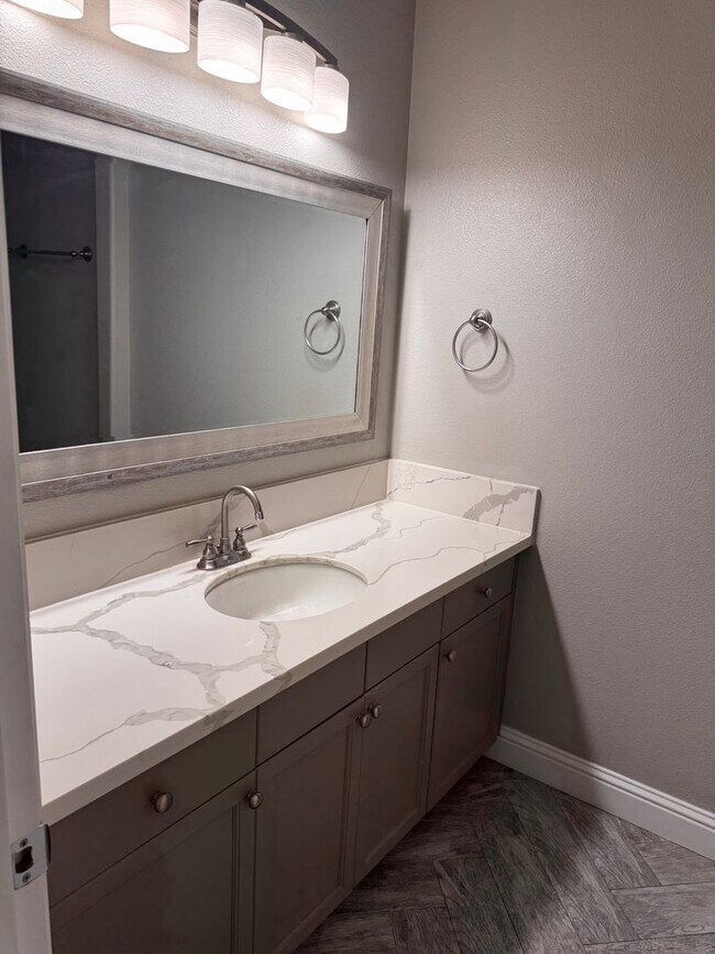 Building Photo - Beautiful single family home