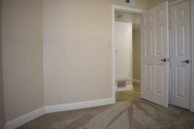 Building Photo - 5150 Oak Leaf Ave