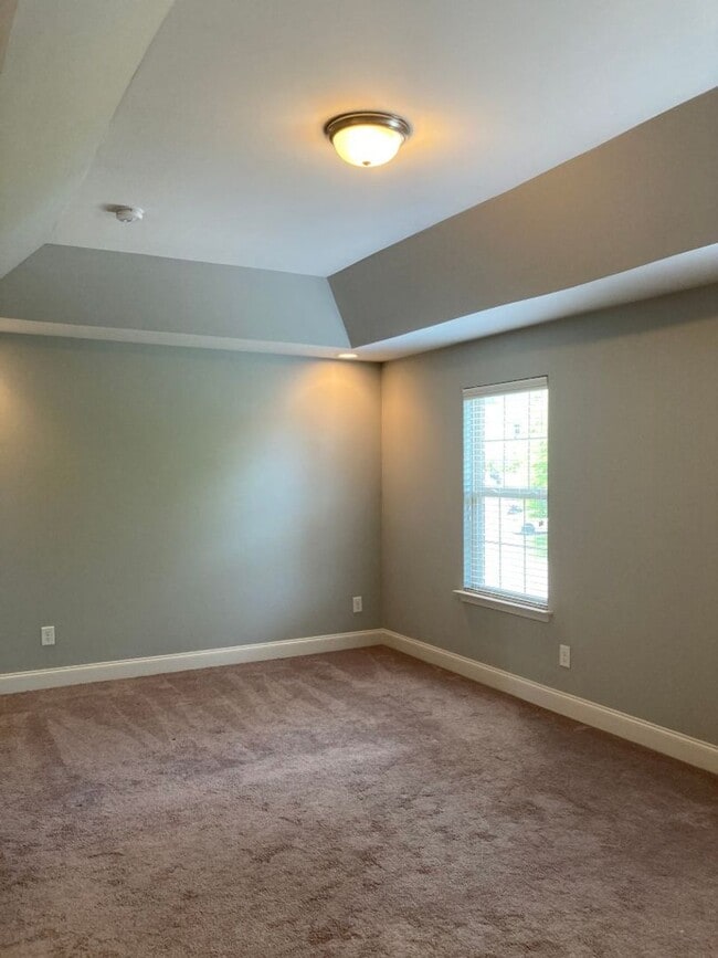 Building Photo - End Unit Condo in Shadow Green of Franklin