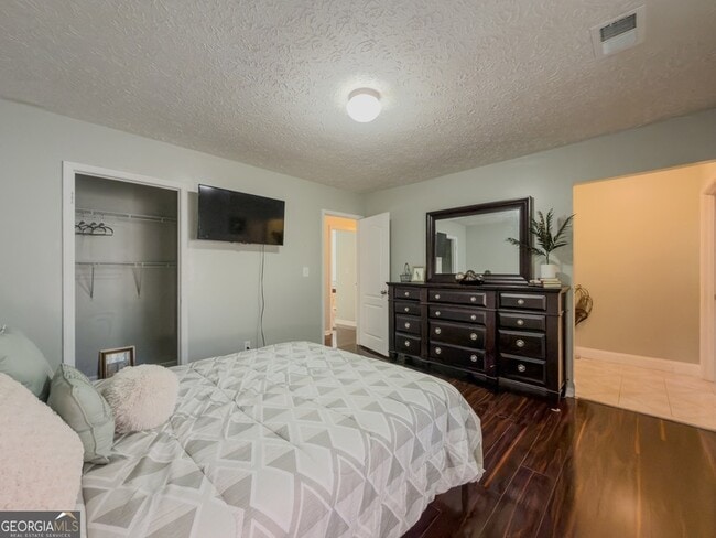 Building Photo - 580 Pineland Cir