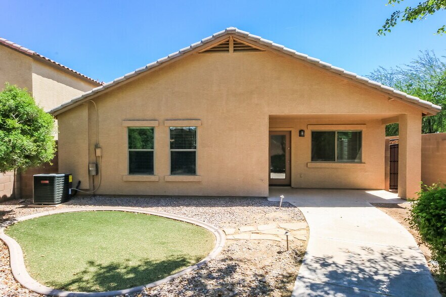 Building Photo - 992 E Saddle Way