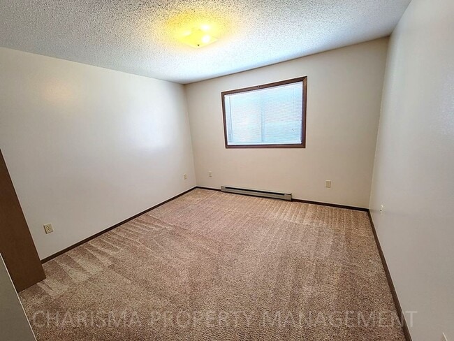 Building Photo - SPACIOUS ONE BEDROOM UNIT, WITH GREAT AMEN...