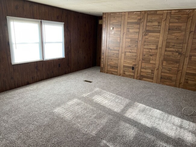 Building Photo - Country living at its BEST ! 2 bedroom 1 1...