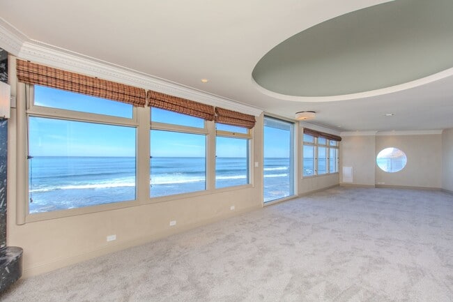 Building Photo - Extraordinary 5-Bed / 5-Bath Oceanfront Pr...