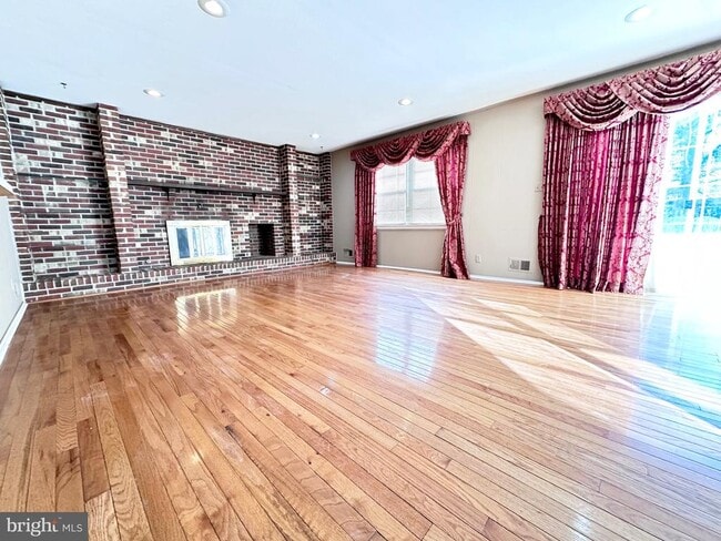 Building Photo - 2 W High Ridge Rd