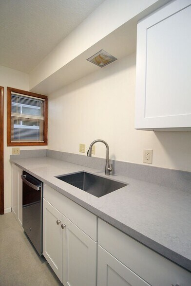 Building Photo - 3200-3236 SW Marigold St