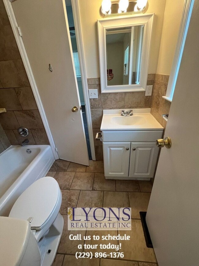 Building Photo - 615 E Brookwood Dr