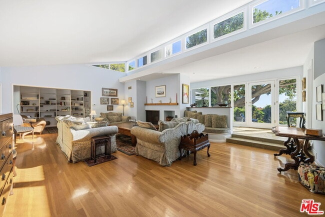 Building Photo - 11215 Sunset Blvd