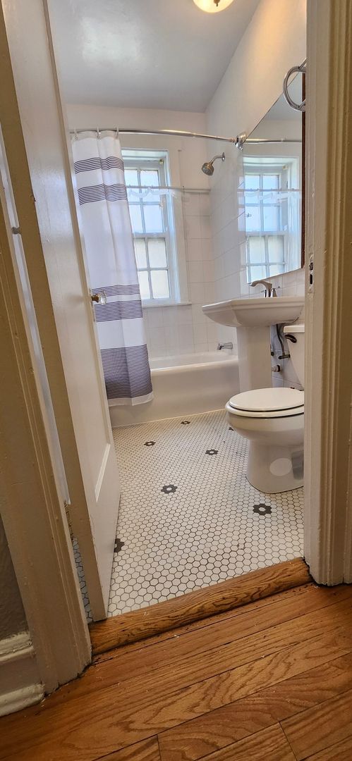 Building Photo - Desirable Ravenswood One Bedroom/One Bathroom ~ Heat Included