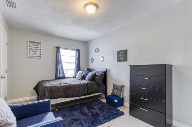 Building Photo - Beautifully Remodeled 3BR Duplex Near Parks, Schools & New Rec Center — Utilities Included. Secti...