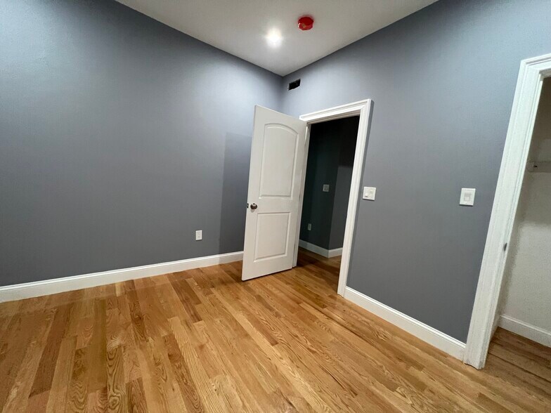 Building Photo - 350 Cambridge St