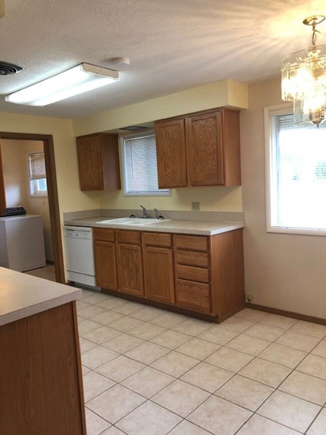 Building Photo - Charming & Clean Home in the Heart of Lacey!