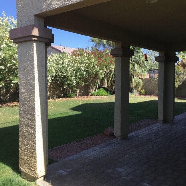 Building Photo - Northwest 4 Bedroom Beauty!!