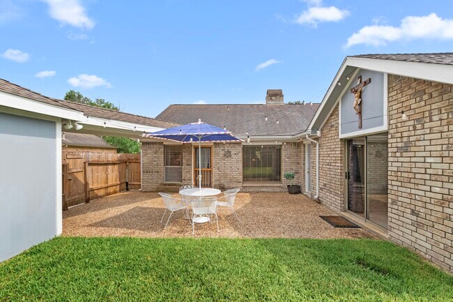 Building Photo - 815 Millpond Dr