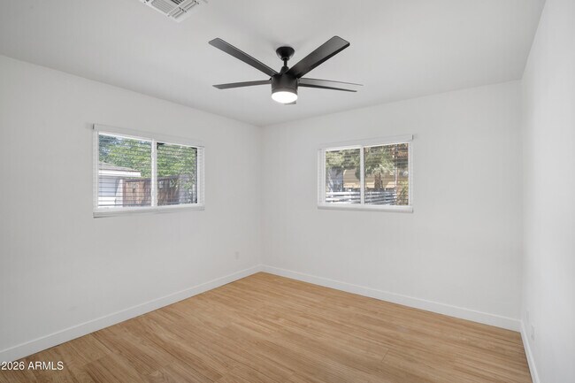 Building Photo - 4028 E Edgemont Ave