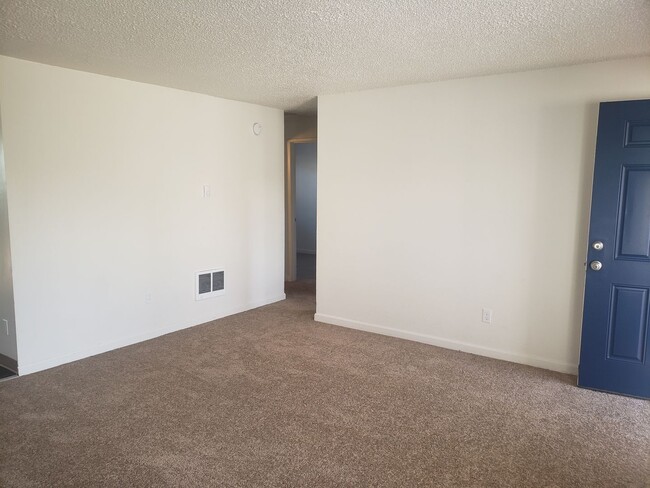 Building Photo - Updated Four-Plex in SE Portland with Fenc...