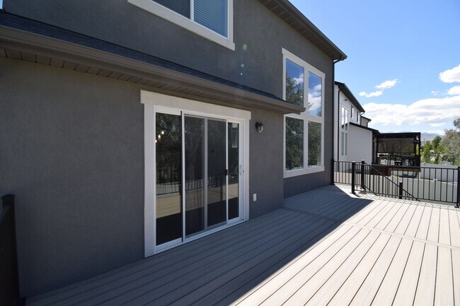 Building Photo - Quiet Family Friendly 4 Bed Home in Bluffdale!!