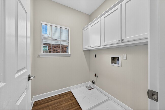 Building Photo - 2015 Rosalyn Ct