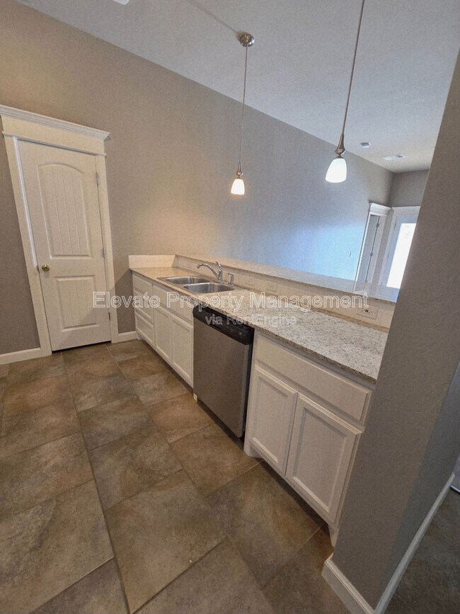 Building Photo - 2213 Ailsa Rd