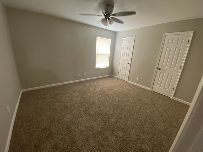 Building Photo - 2 bed 1.5 bath Townhome