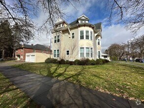 Building Photo - L986