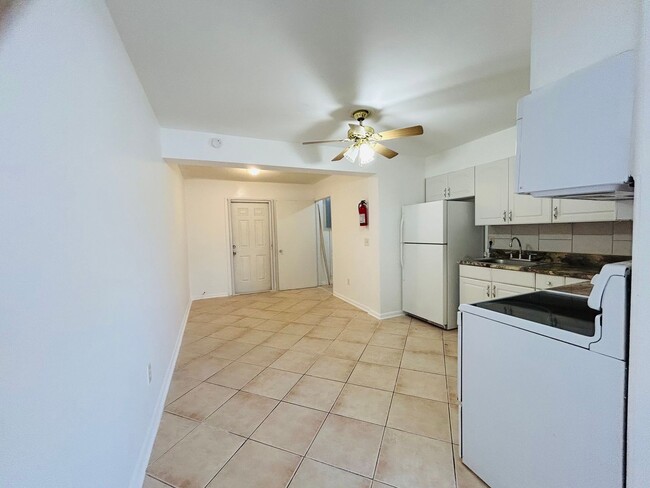 Building Photo - Excellent 2/1 Duplex in Desirable Area