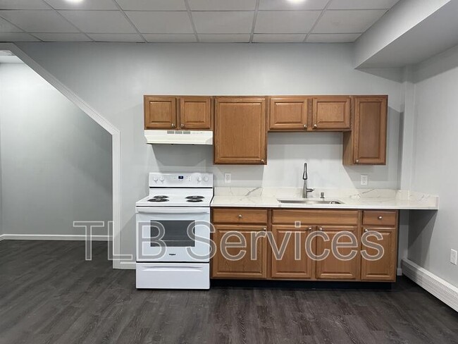 Building Photo - 731 Main St