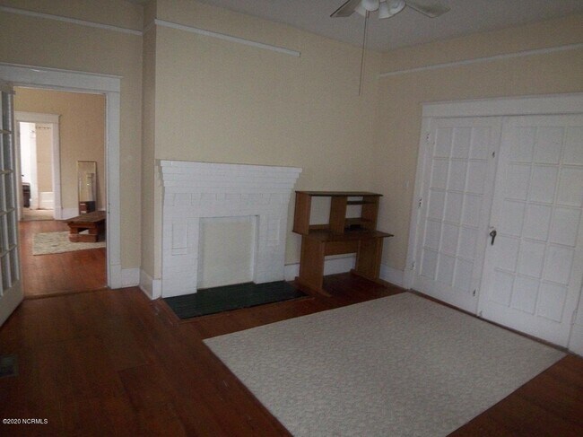 Building Photo - 705 E 5th St