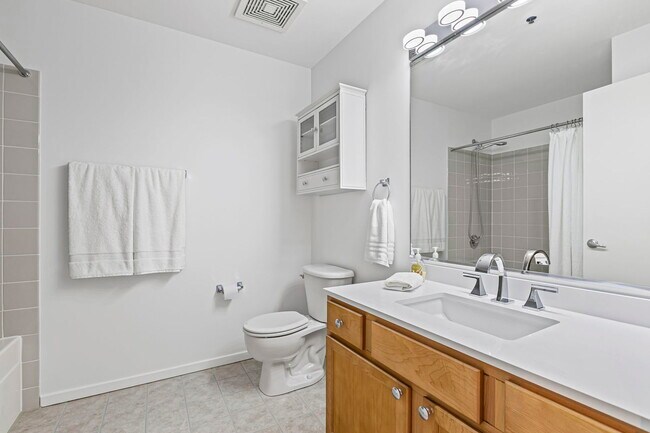 Building Photo - 933 W Van Buren St